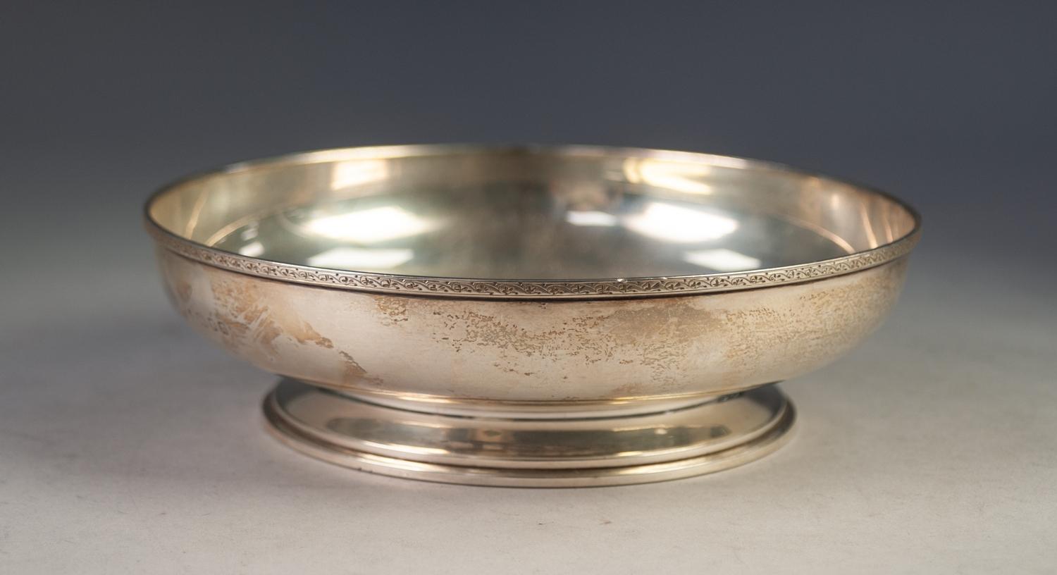 A PRE-WAR SILVER SHALLOW BOWL, on spreading foot, the rim with narrow engraved running scroll