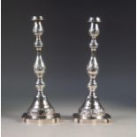 A PAIR OF TWENTIETH CENTURY SILVER CANDLESTICKS, of vari-baluster form rising from shaped square