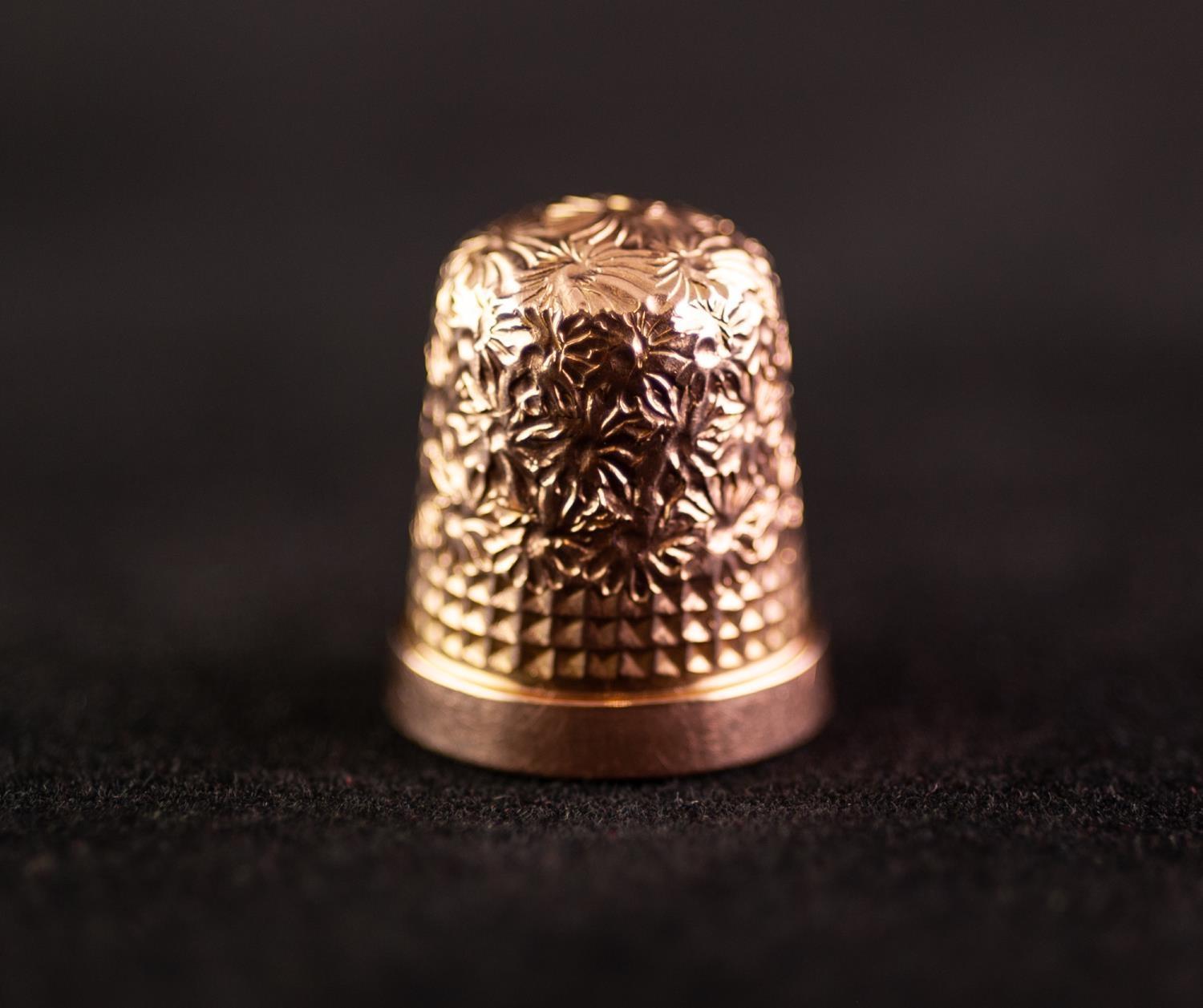 POST WAR 9ct GOLD THIMBLE size 8, Birmingham 1967, 5 gms in an EGG SHAPED BLACK LEATHER AND GILT - Image 7 of 7