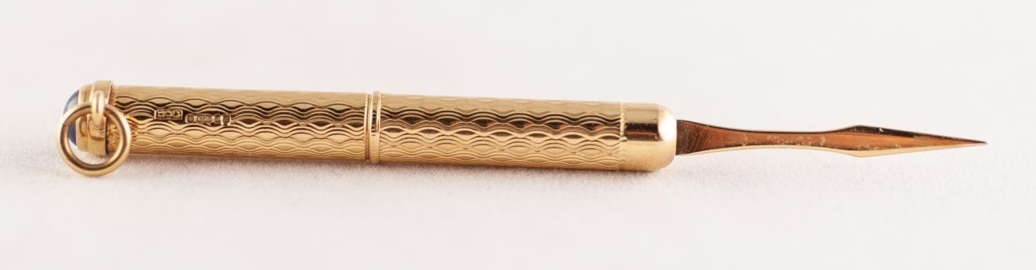 18ct GOLD TOOTHPICK, with engine turned case, the pick extending by twisting the base, with ring - Image 4 of 4