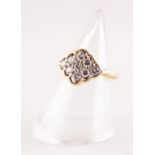 18ct GOLD AND DIAMOND CLUSTER RING, set with a daisy cluster of seven small diamonds with two