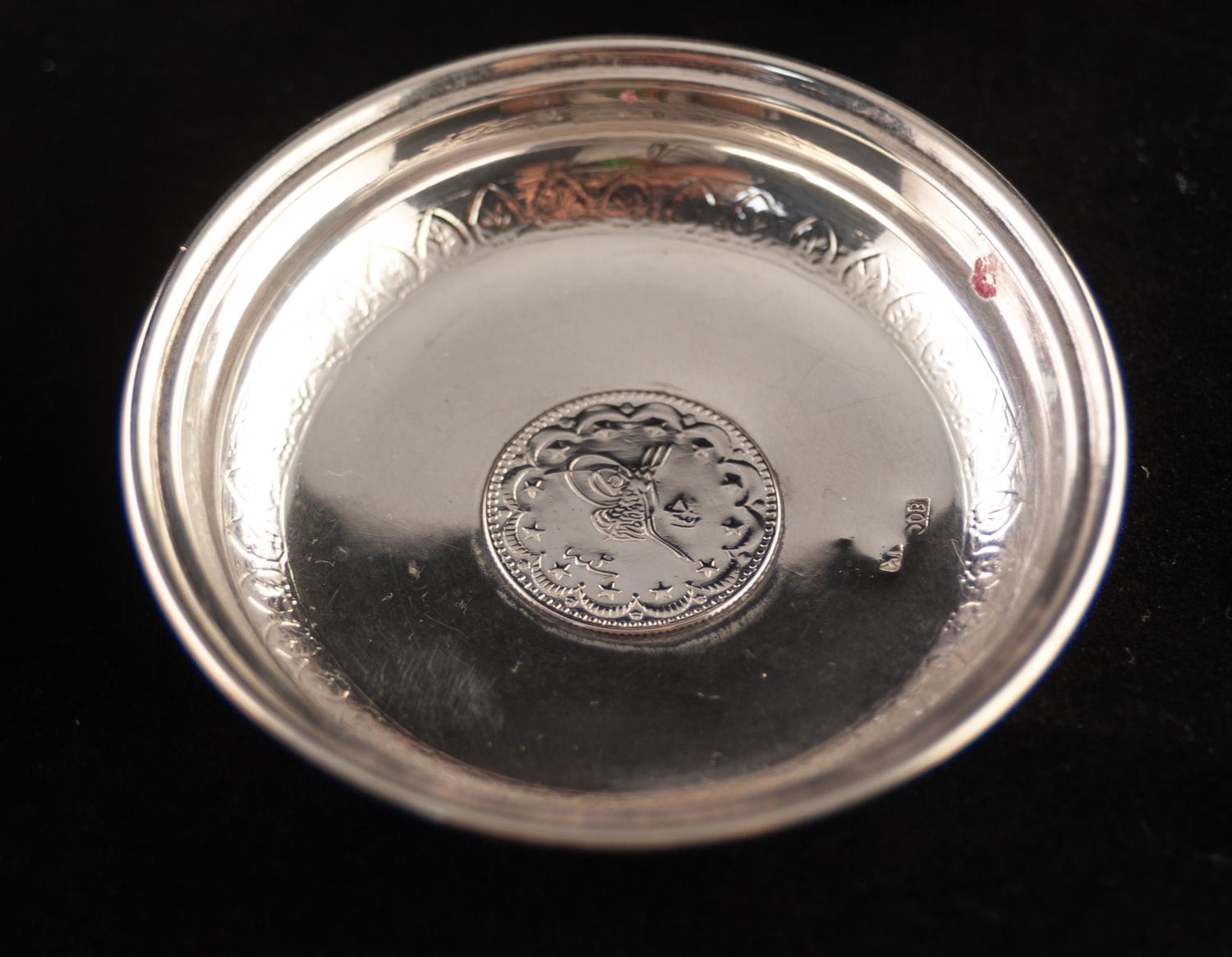 A SET OF FOUR .800 STANDARD CONTINENTAL SMALL CIRCULAR ASHTRAYS, each with a coin inset base, 3" ( - Image 3 of 3