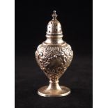 AN EARLY TWENTIETH CENTURY SILVER PEDESTAL PEPPERETTE, stamped with scrollwork, shellwork,