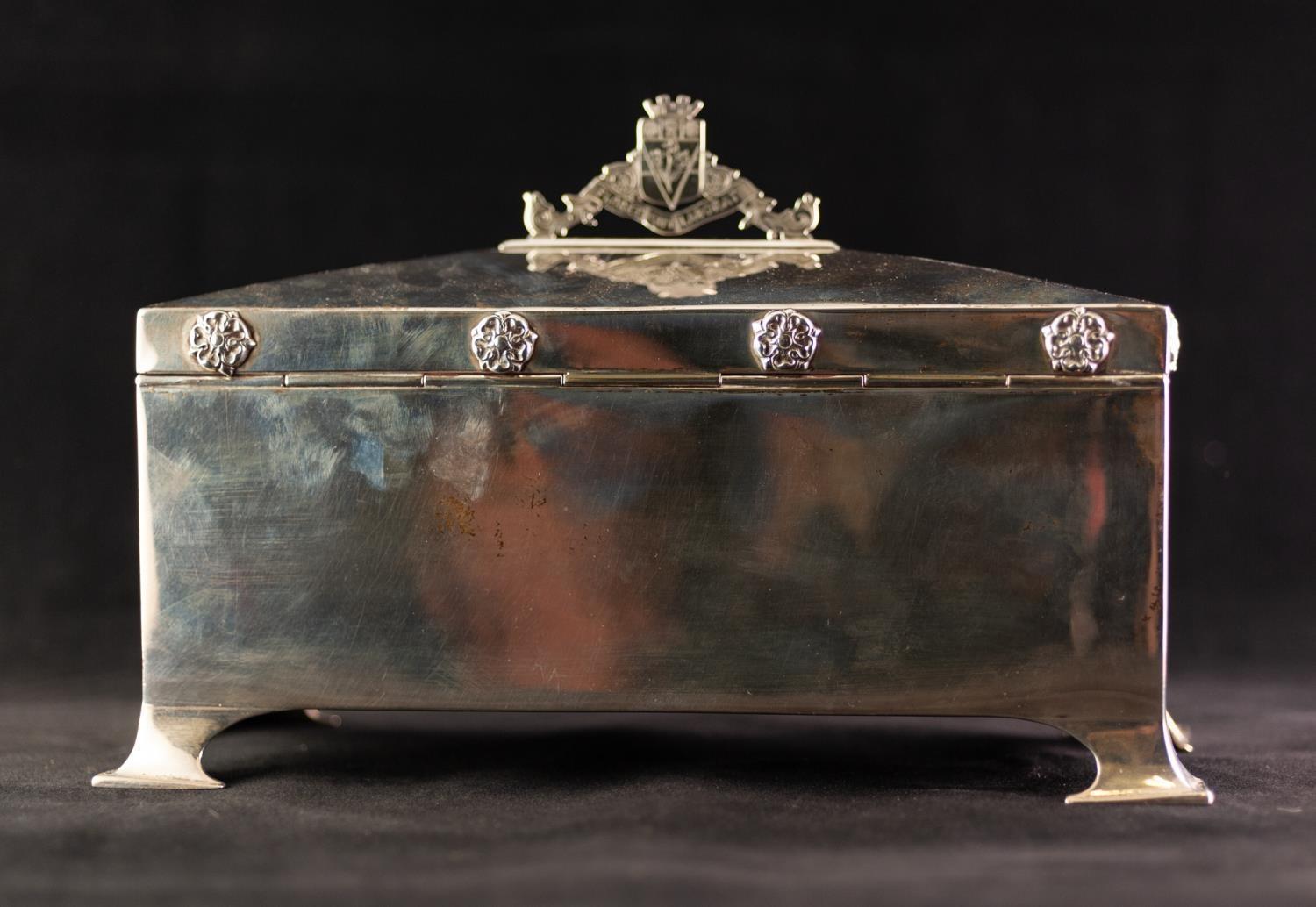 AN EARLY TWENTIETH CENTURY SILVER FREEDOM OF THE BOROUGH CASKET, of rectangular form, the front in - Image 4 of 5