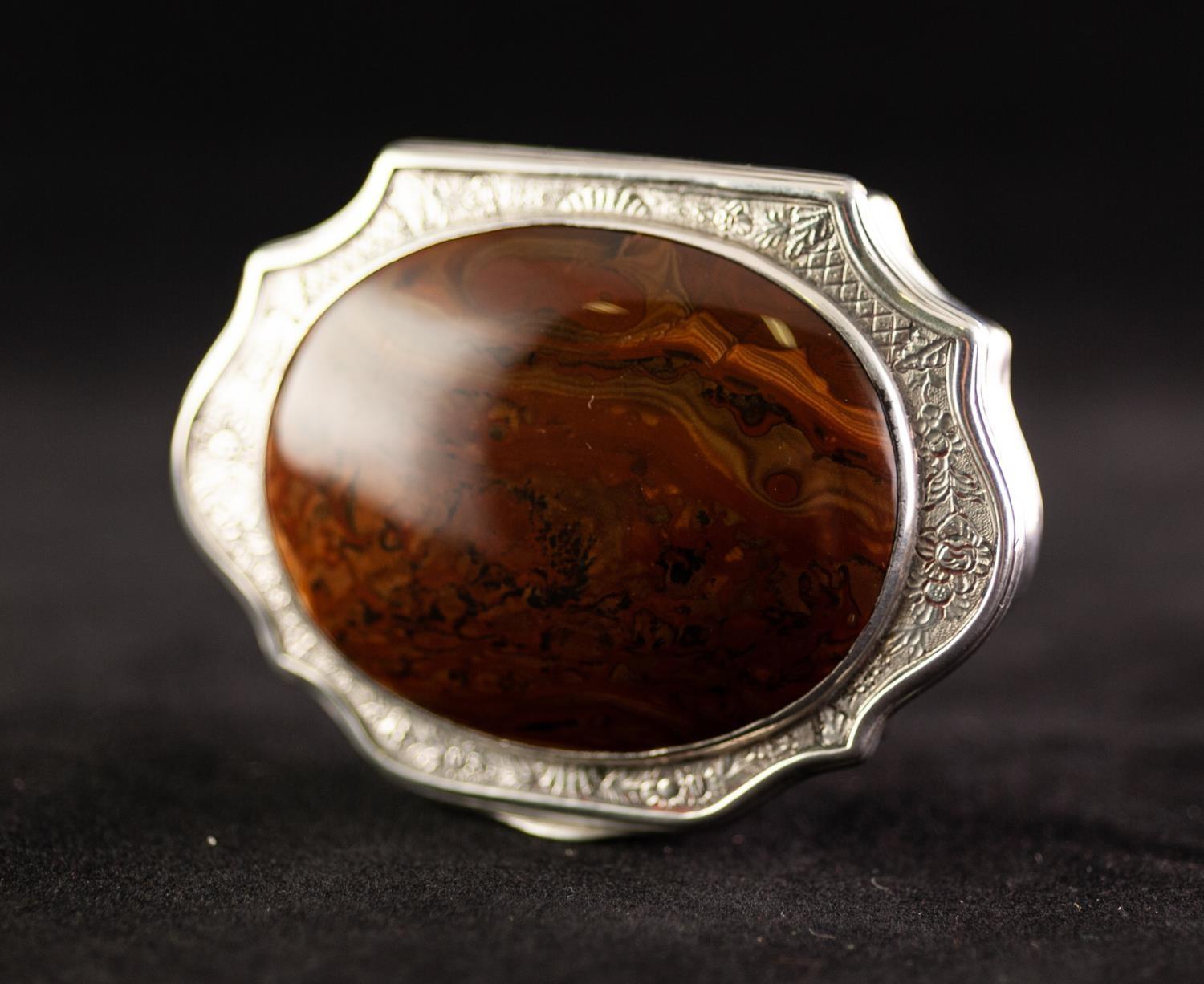 A GEORGE II/GEORGE III SILVER CARTOUCHE SHAPE SNUFF BOX, the cover inset with an oval agate within a - Image 3 of 3