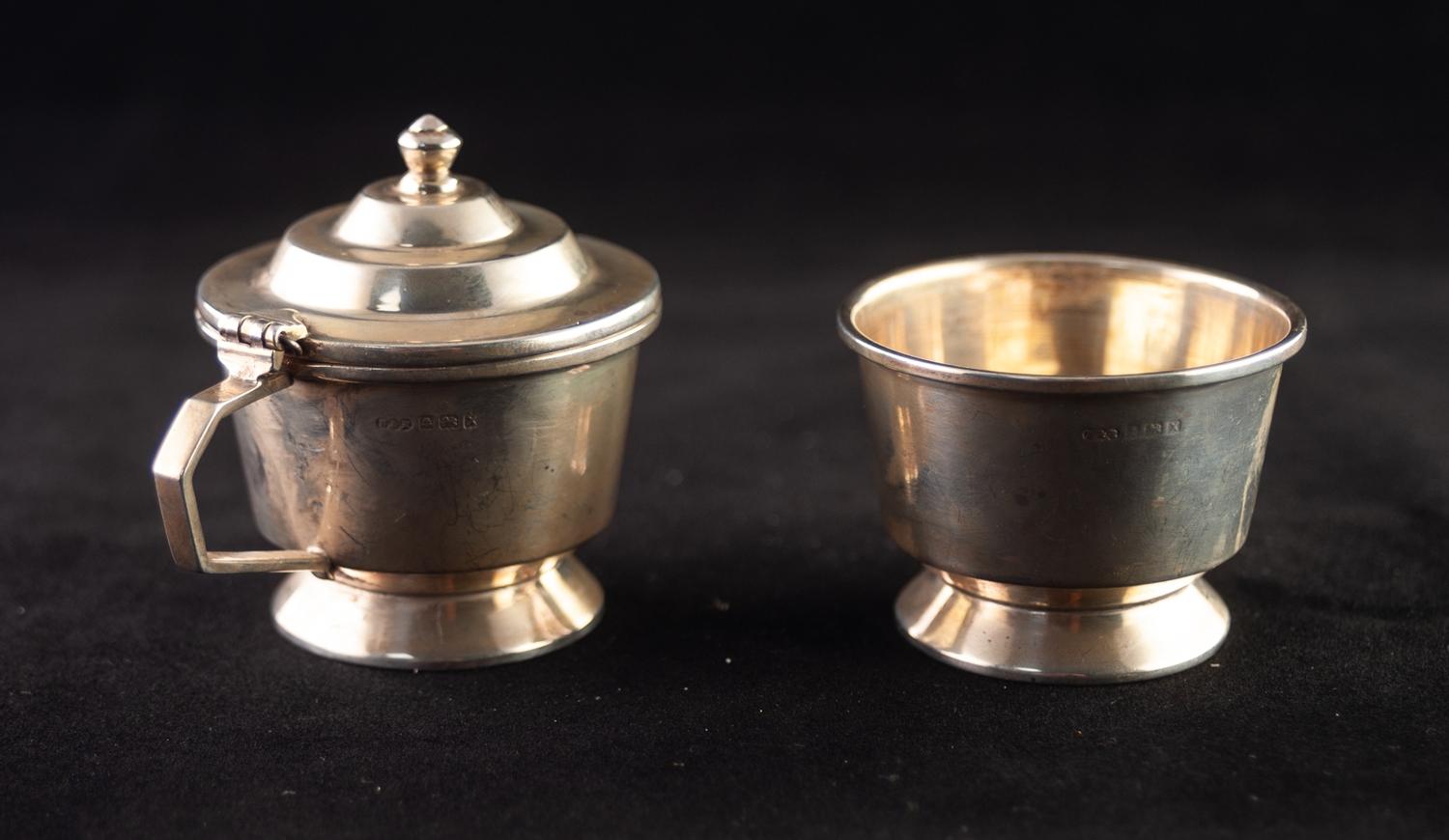 A TWENTIETH CENTURY SILVER MUSTARD POT AND MATCHNG SALT CELLARS (minus liners), Birmingham 1947 - Image 5 of 5