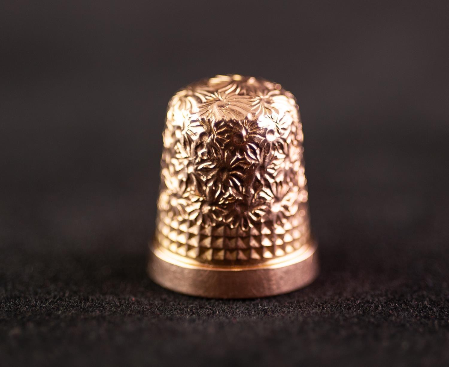 POST WAR 9ct GOLD THIMBLE size 8, Birmingham 1967, 5 gms in an EGG SHAPED BLACK LEATHER AND GILT - Image 2 of 7