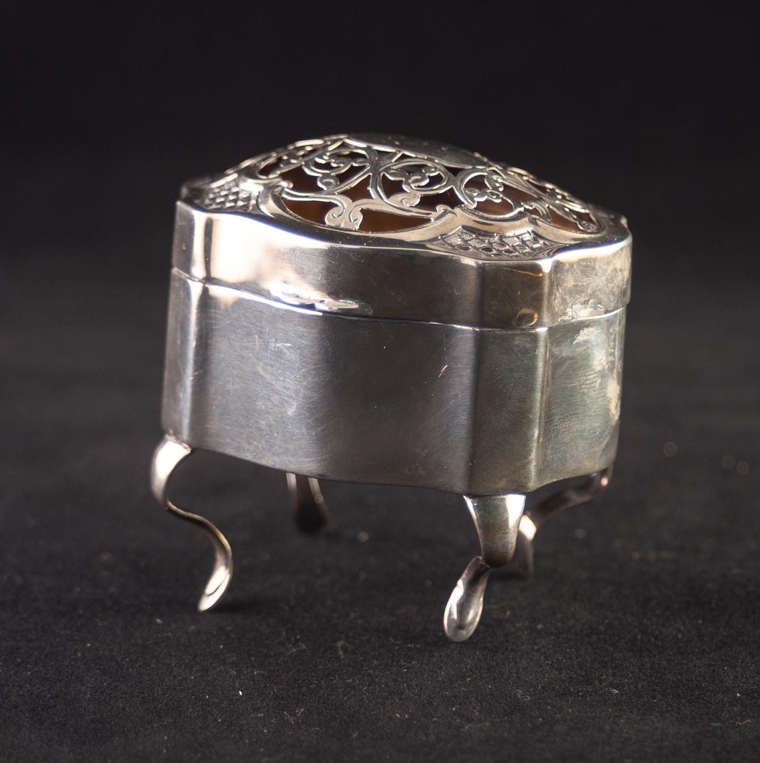 AN EDWARDIAN SILVER POT POURRI BOX, with hinged pierced and engraved cover, standing on four