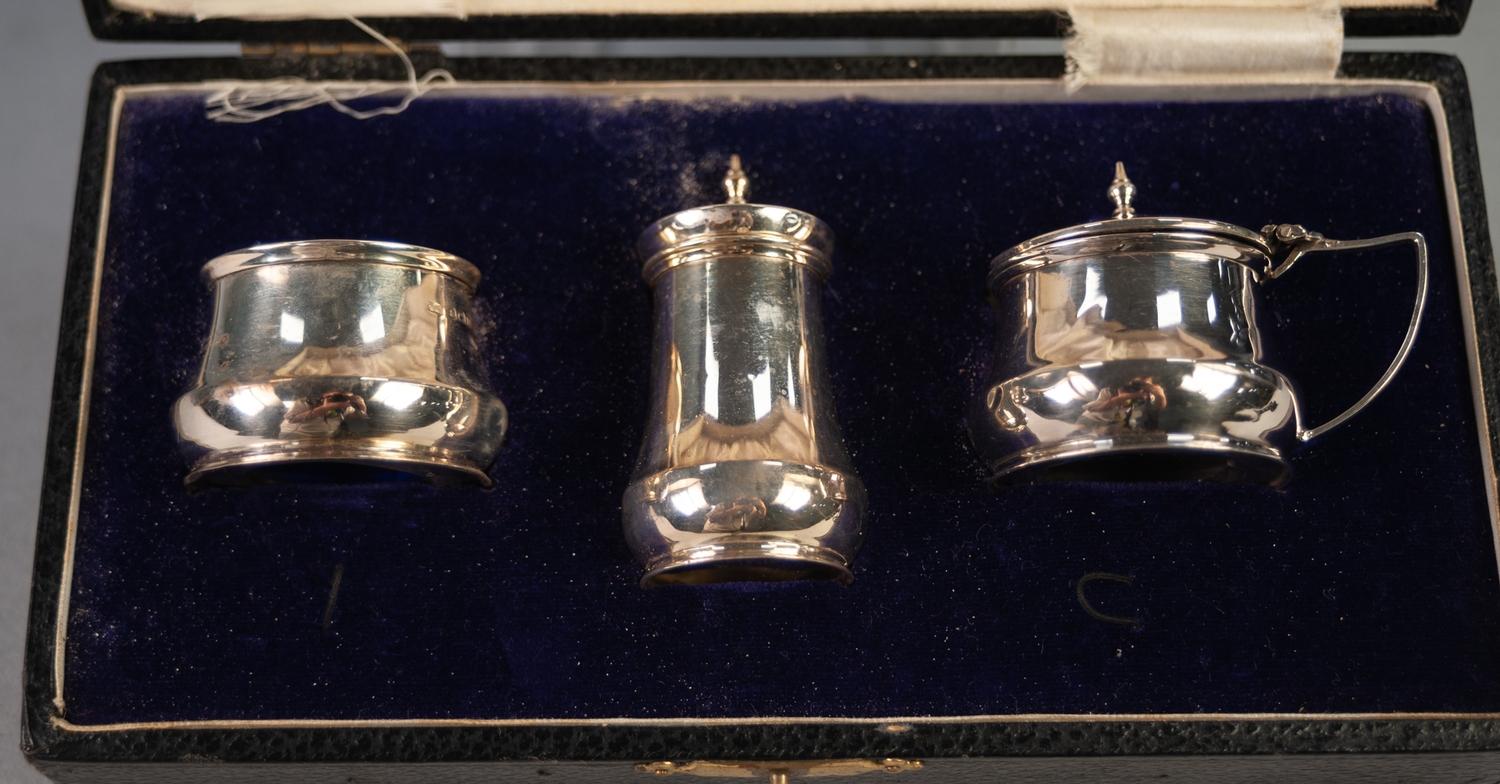 George V BOXED SILVER CONDIMENT TRIO of plain early Georgian style with blue glass liners (lacks - Image 2 of 2