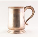 MID 20th CENTURY GEORGIAN STYLE SILVER TANKARD plan slightly baluster form with "S" scroll handle,