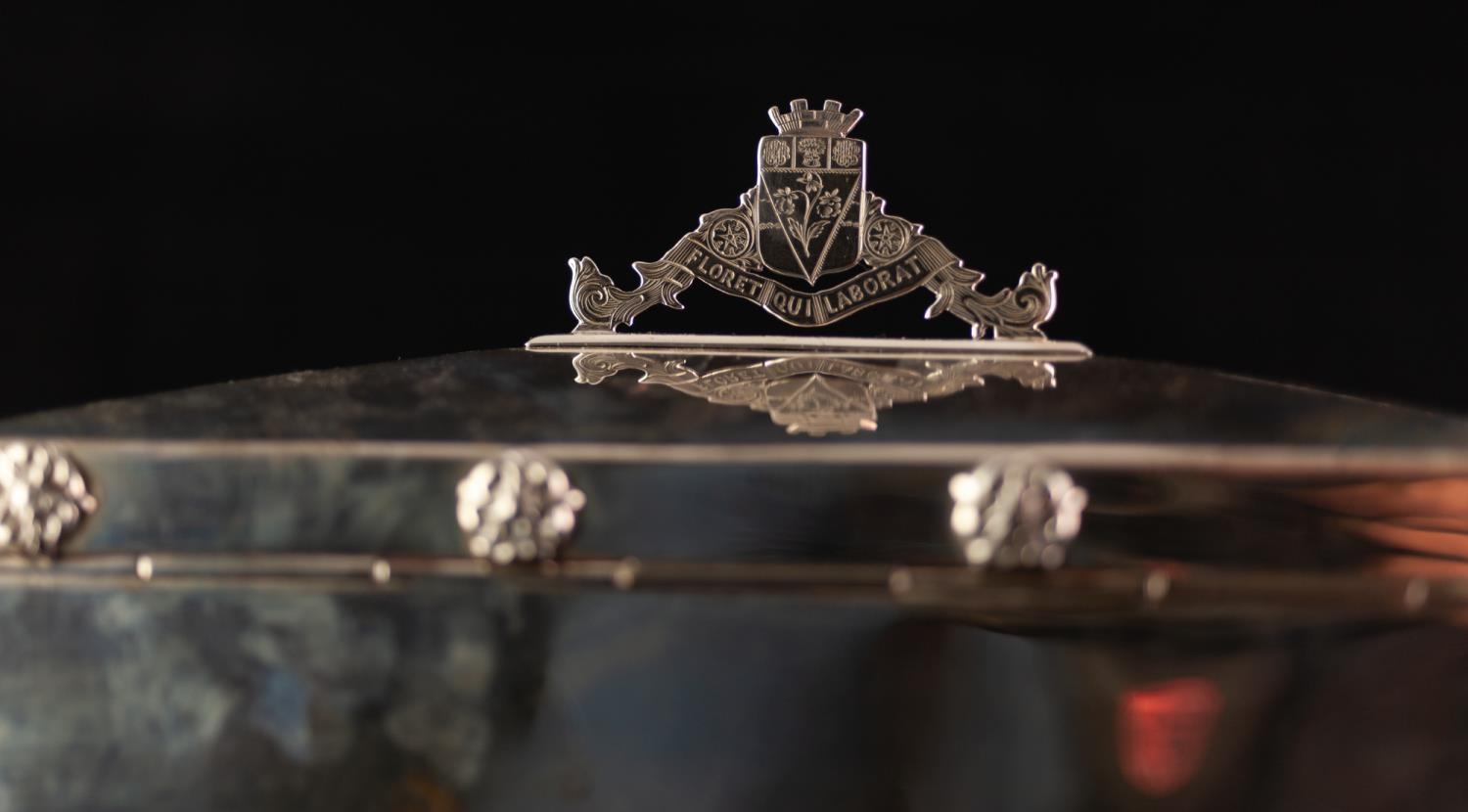 AN EARLY TWENTIETH CENTURY SILVER FREEDOM OF THE BOROUGH CASKET, of rectangular form, the front in - Image 5 of 5