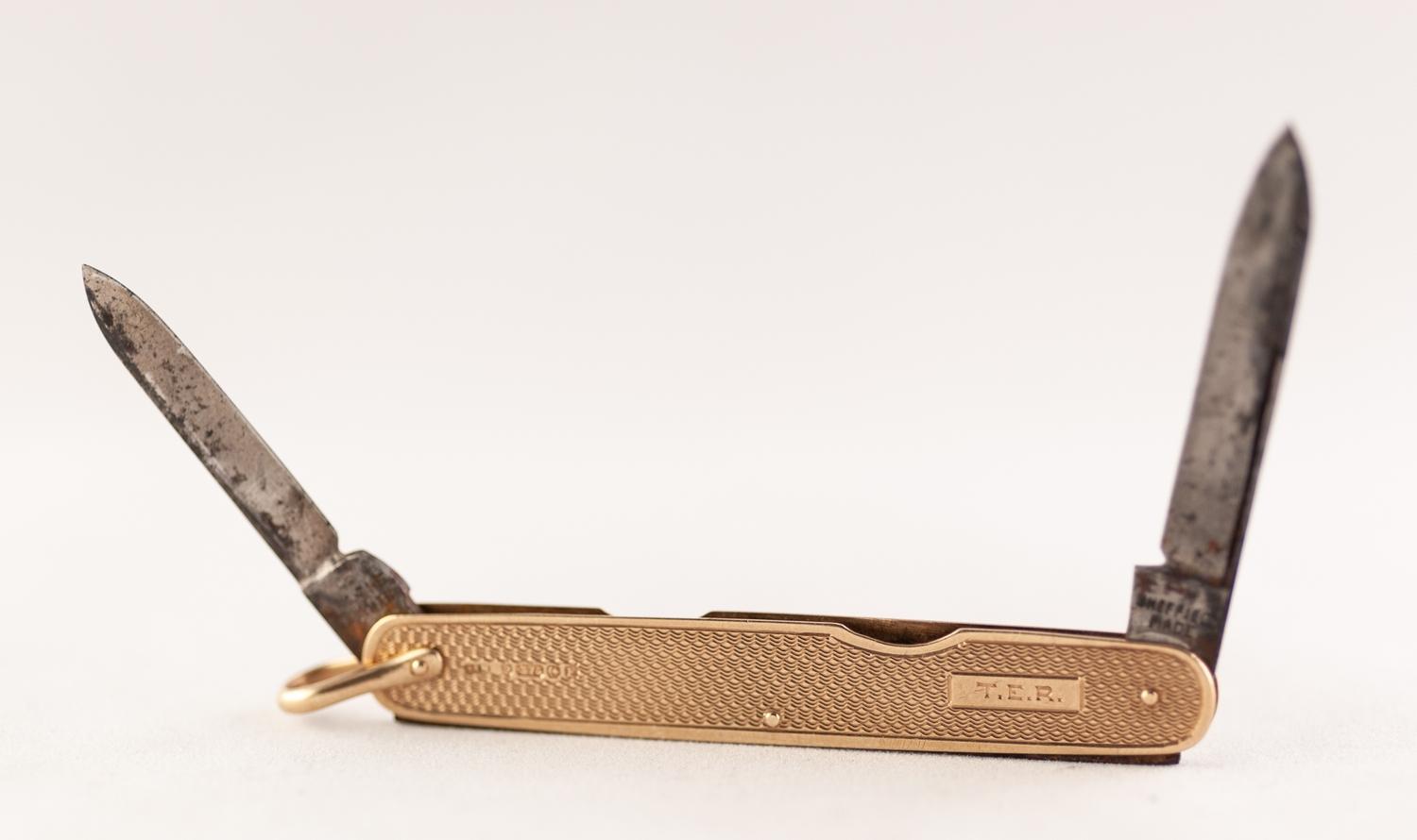 PENKNIFE WITH ENGINE TURNED 9ct GOLD HANDLE AND HANGER, with two steel blades, 3" (7.6cm) long - Image 2 of 4