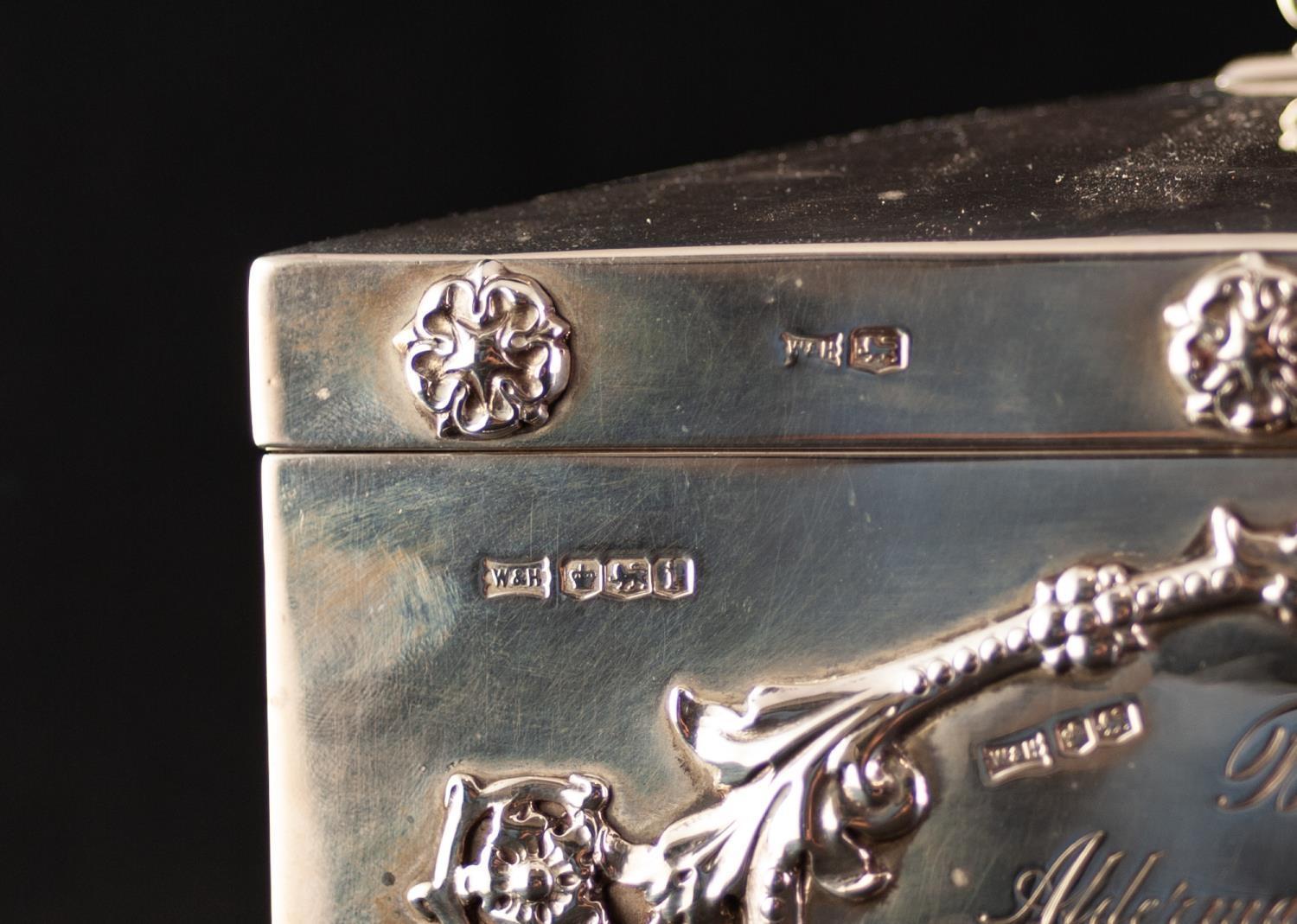 AN EARLY TWENTIETH CENTURY SILVER FREEDOM OF THE BOROUGH CASKET, of rectangular form, the front in - Image 2 of 5