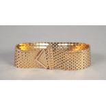 9ct GOLD BUCKLE BRACELET, of brick links to a buckle motif claps, length 23.5cm, 87.05g Links