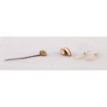 A SINGLE 15ct GOLD CUFF LINK with torpedo shaped ends, 2.5gms; A VICTORIAN STICK PIN the disk top