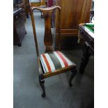 A SET OF FOUR VICTORIAN MAHOGANY DINING CHAIRS WITH INVERTED VASE SHAPED BACK SPLAT, PAD DROP-IN