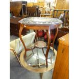 AN EDWARDIAN CIRCULAR CENTRE TABLE WITH FOLIATE SCROLL CARVED BROAD BORDER, WAVY OUTLINE ON CABRIOLE