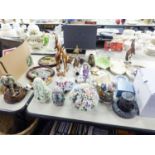 MIXED LOT OF CERAMICS TO INCLUDE TABLE LAMP JAPANESE FISHERMAN, WEDGWOOD, TRINKET DISHES TRAYS,