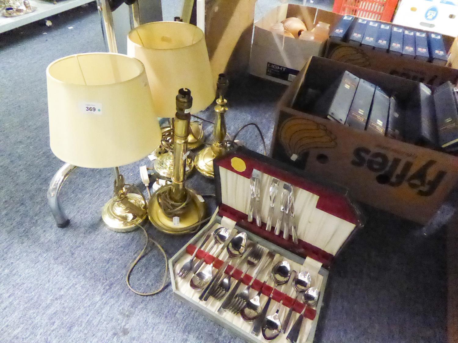 A PAIR OF BRASS BASED ELECTRIC TABLE LAMPS AND 3 OTHERS AND A BOX OF CUTLERY (5)