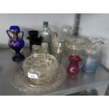 A QUANTITY OF GLASSWARES TO INCLUDE; AN ANTIQUE PRESSED BLACK GLASS JUG AND SIMILAR SMALL VASE, A