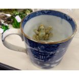 A BLUE AND WHITE NINETEENTH CENTURY FROG MUG