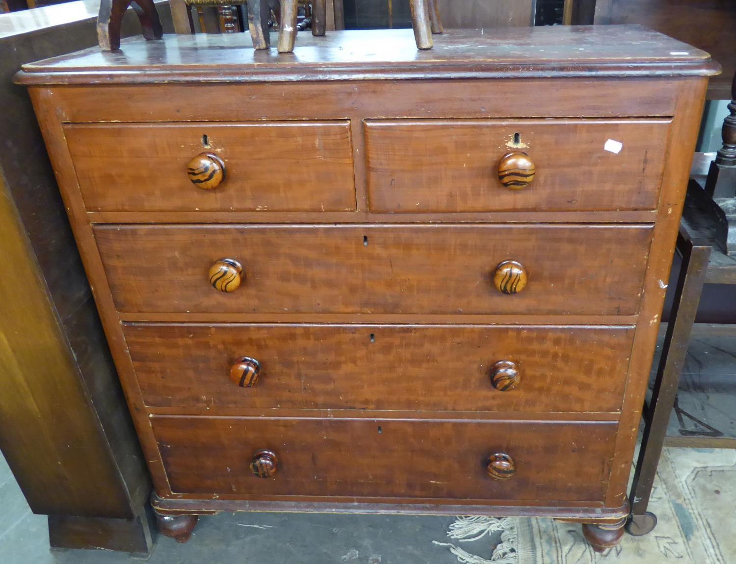 A MID/LATE TWENTIETH CENTURY CHEST OF DRAWERS, HAVING TWO SHORT OVER THREE LONG DRAWERS, RAISED ON