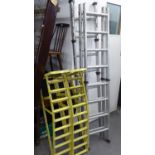 AN ALUMINIUM EXTENSION LADDER AND A PAIR OF CAR INSPECTION LAMPS