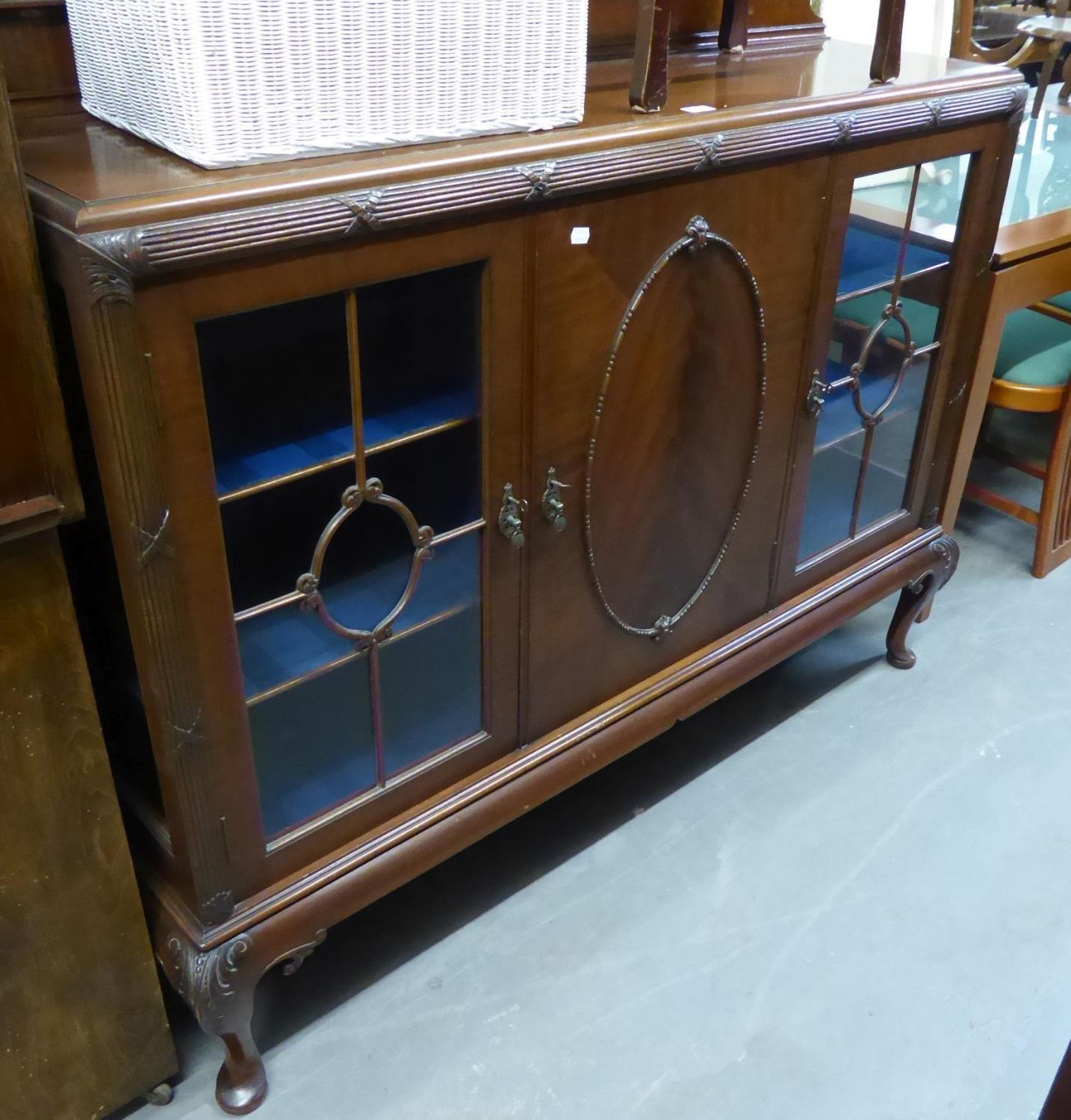 MAHOGANY SMALL DISPLAY CABINET WITH LEDGE BACK, CENTRE PANEL DOOR, FLANKED BY GLAZED PANEL DOORS, - Image 2 of 2
