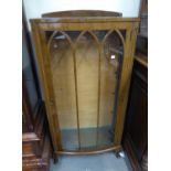 TWENTIETH CENTURY MAHOGANY PETITE BOW FRONT DISPLAY CIANBET, THE THREE PANEL GLAZED DOOR ENCLOSING