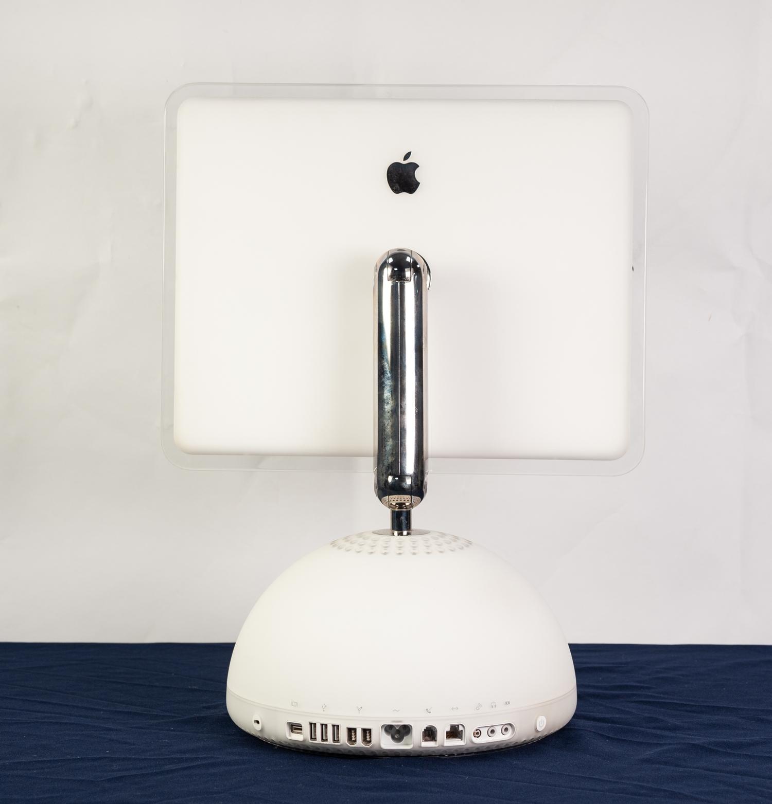 iMAC G4, VERSION 10.5.8, 15 INCH LCD DISPLAY WITH EASY HEIGHT, TILT AND SWIVEL ADJUSTMENT, APPLE - Image 4 of 9