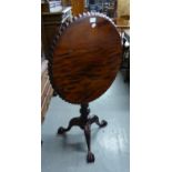 CHIPPENDALE STYLE CARVED MAHOGANY CIRCULAR CNAP-TOP TABLE, ON COLUMN WITH 'BIRD CAGE' TOP ON