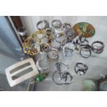 APPROXIMATELY 25 COSTUME RINGS AND A FEW OTHER ITEMS OF CUSTUME JEWELLERY
