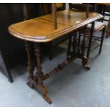 AN EDWARDIAN MAHOGANY SIDE TABLE, THE SHAPED TOP RAISED ON TURNED SUPPORTS AND 'H' STRETCHER AND A