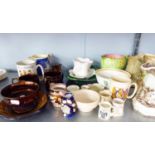 DECORATIVE STONEWARE AND POTTERY ITEMS TO INCLUDE: A PAIR OF LUSTRE MUGS AND SIMILAR JUG, A GREEN