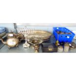 SELECTION OF ELECTROPLATE ITEMS TO INCLUDE TWO SMALL TRAYS, TEA POT, VESTA CASE, QUANTITY OF CUTLERY