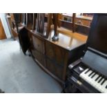 EARLY 20TH CENTURY MAHOGANY SIDEBOARD WITH LEDGEBACK, SLIGHTLY BOWED FRONT WITH TWO CENTRE