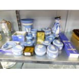 A GOOD COLLECTION OF BLUE WEDGWOOD ITEMS TO INCLUDE JUG, VASE, TRINKET BOXES, ASHTRAY ETC (APPROX 32