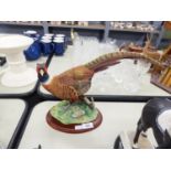 A LARGE BORDER FINE ARTS RESIN PHEASANT BY RUSSELL WILLIS ON A WOODEN PLINTH