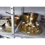 SMALL SELECTION OF BRASSWARES TO INCLUDE A BRASS BOWL ON THREE CLAW FEET 9 1/2" DIAMETER, PAN,