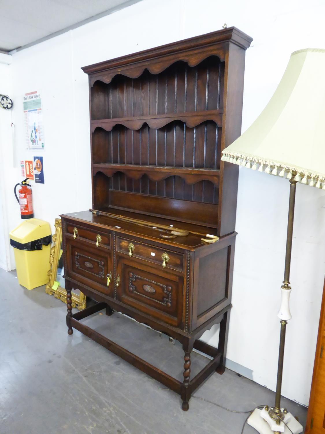 AN EARLY TWENTIETH CENTURY OAK DRESSER, having two cupboard doors and 2 drawers tongue and groove