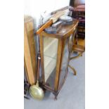 A BRASS AND COPPER BED WARMING PAN WITH TURNED WOODEN HANDLE, A BANJO SHAPED BAROMETER (AS FOUND)