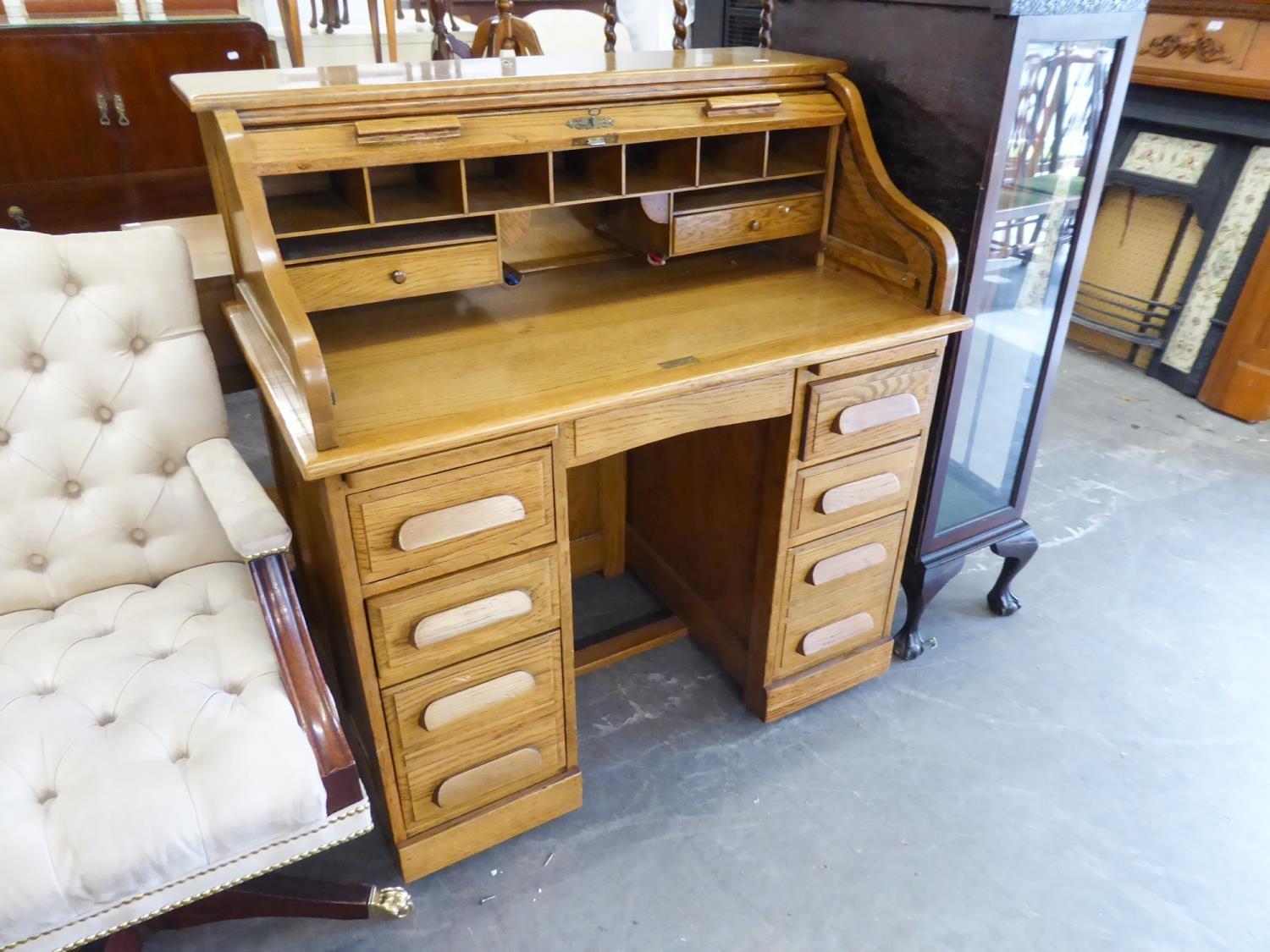 EDWARDIAN OAK ROLL TOP KNEEHOLE DESK, THE ENCLOSED TOP REVEALING FITTED COMPARTMENTS OVER A BASE