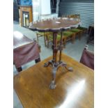 AN EARLY TWENTIETH CENTURY MAHOGANY LARGE FOLD-OVER TABLE, HAVING COLUMN REEDED LEGS