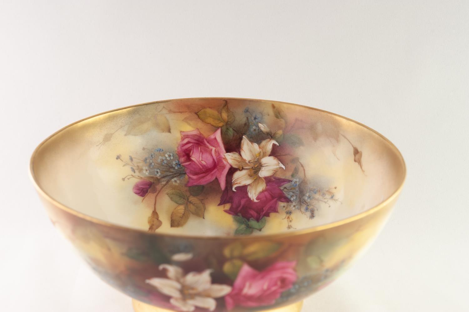 EARLY TWENTIETH CENTURY HAND PAINTED ROYAL WORCESTER BLUSH PORCELAIN BOWL SIGNED E.S. PILSBURY, of - Image 5 of 6