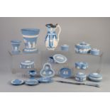 A GOOD COLLECTION OF BLUE WEDGWOOD ITEMS TO INCLUDE JUG, VASE, TRINKET BOXES, ASHTRAY ETC (APPROX 32