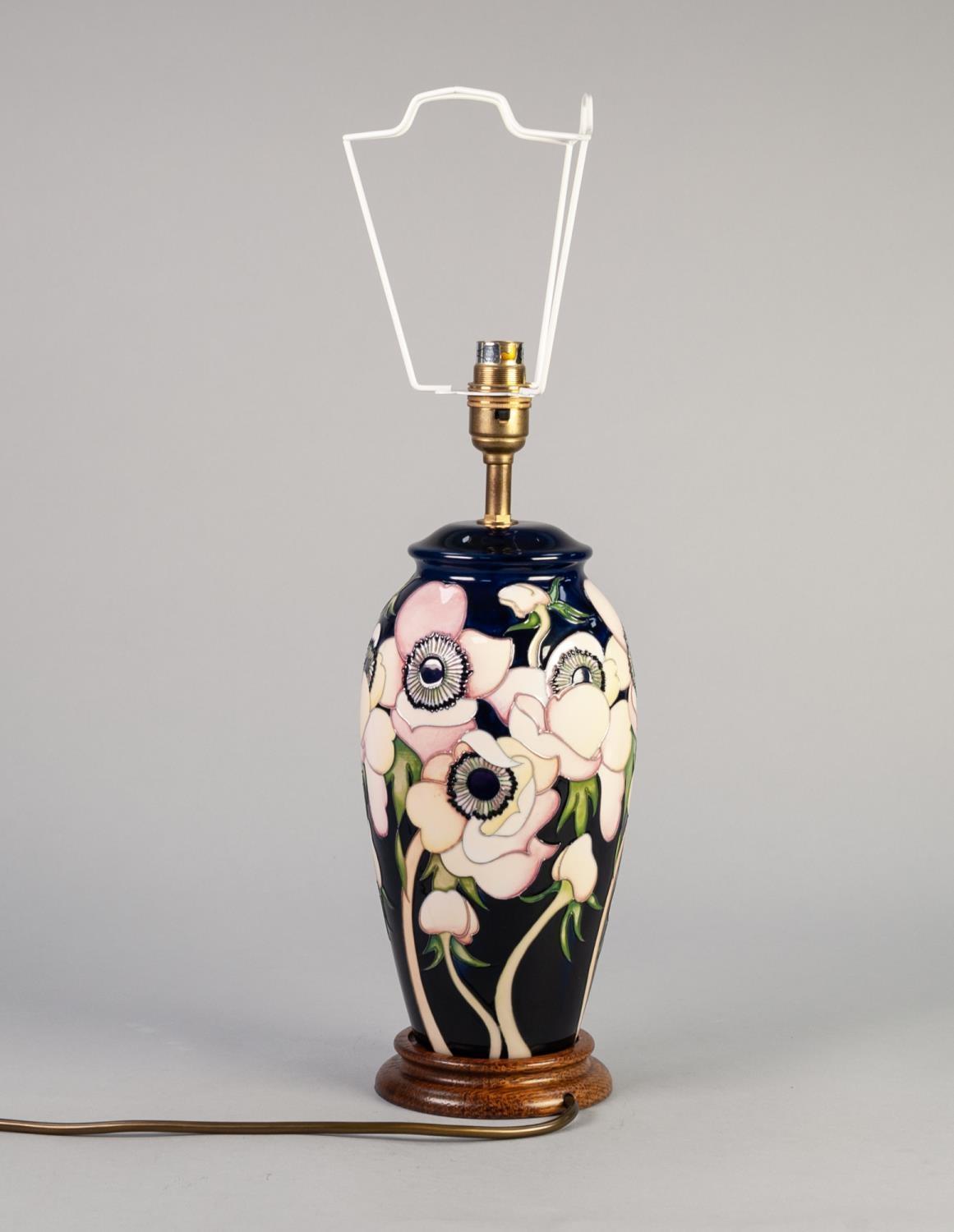 MODERN MOORCROFT ?ANENOME BLUSH? TUBE LINED POTTERY TABLE LAMP BASE, of baluster form with turned - Image 4 of 4