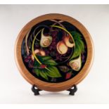 MODERN MOORCROFT ?QUEEN?S CHOICE? TUBE LINED POTTERY CIRCULAR PLAQUE, in oak frame, decorated in