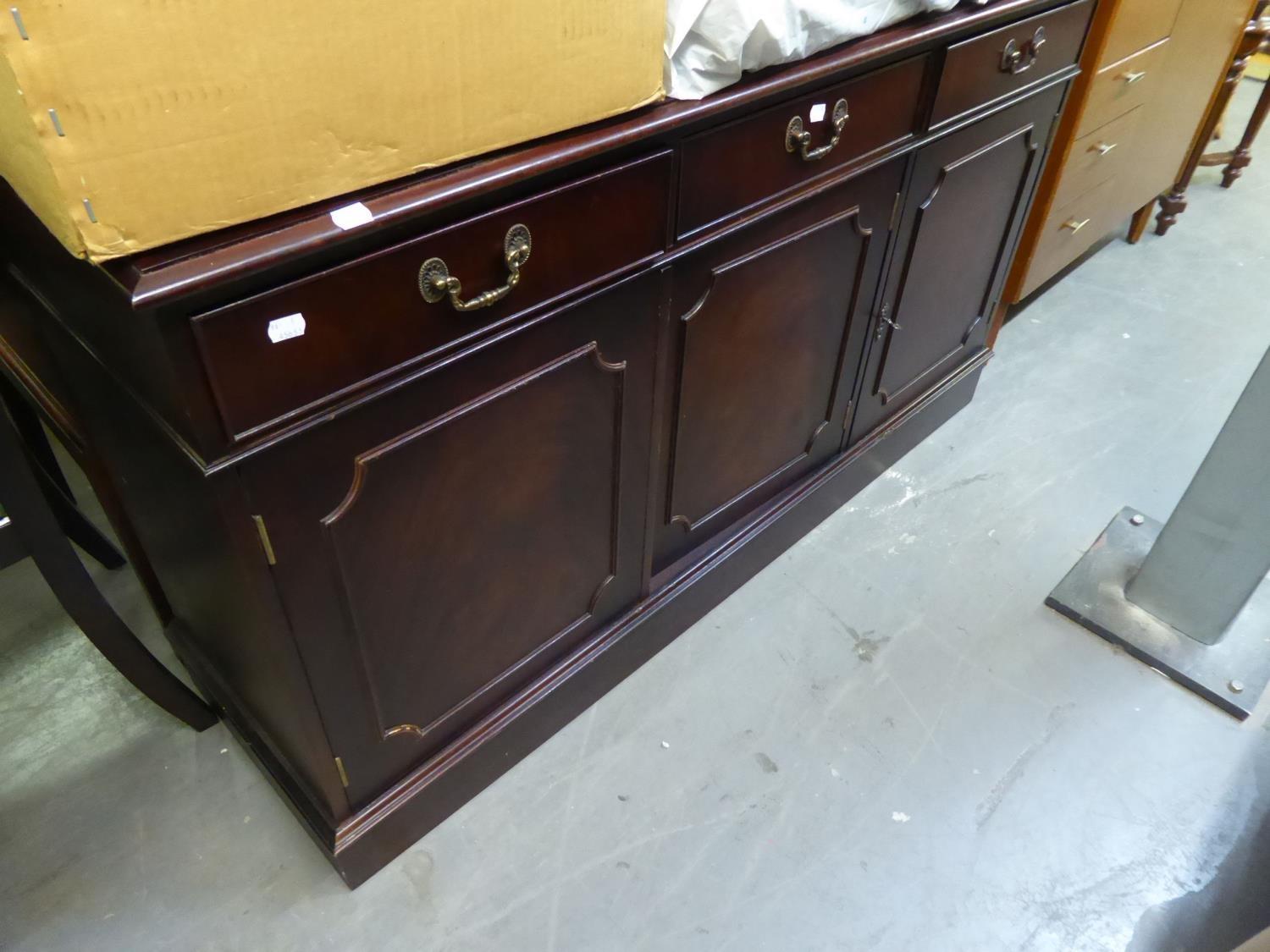 REGENCY STYLE MAHOGANY DINING ROOM SUITE OF 8 PIECES, COMPRISING; SIX CHAIRS (4 + 2) EXTENDING D-END