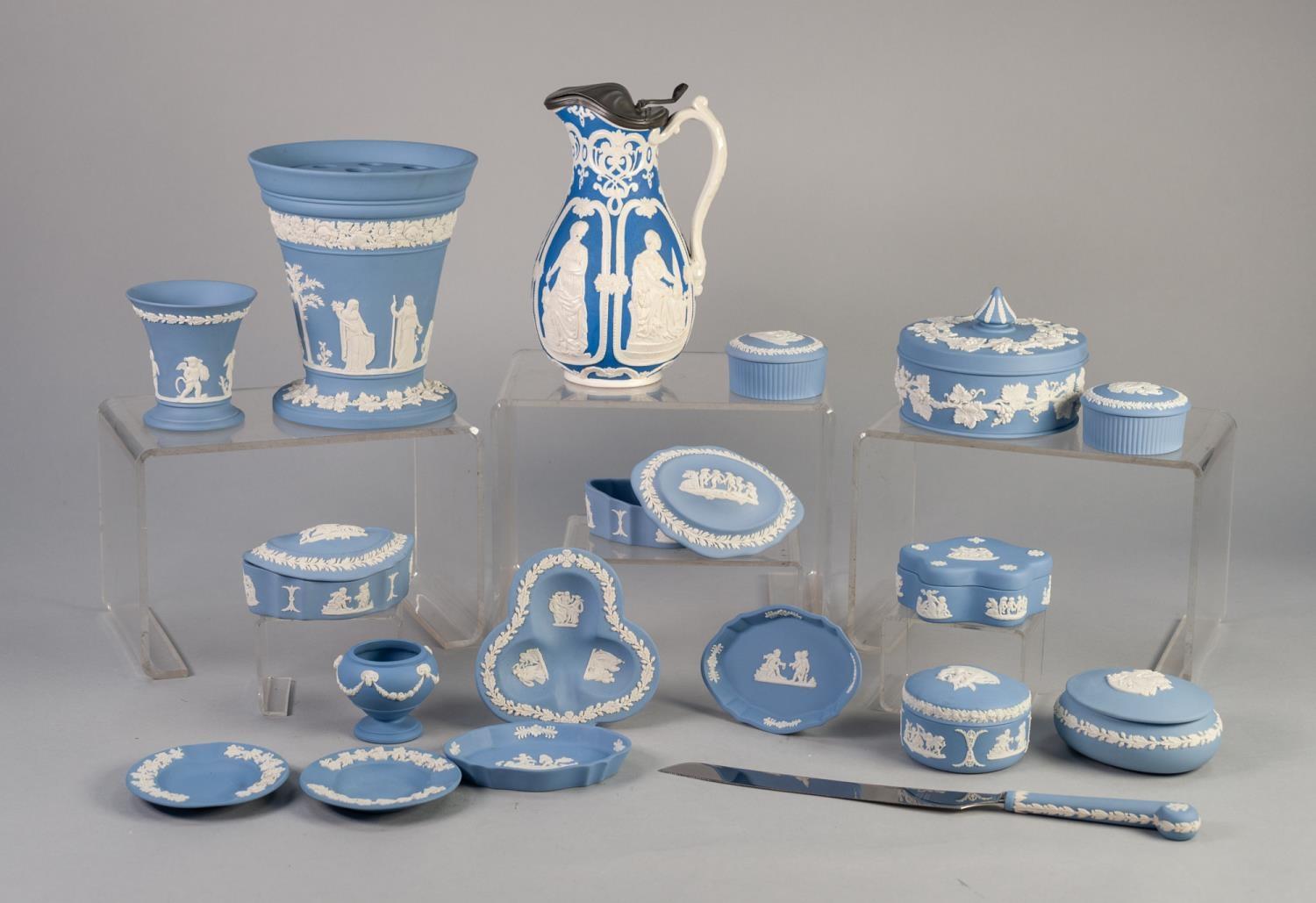 A GOOD COLLECTION OF BLUE WEDGWOOD ITEMS TO INCLUDE JUG, VASE, TRINKET BOXES, ASHTRAY ETC (APPROX 32