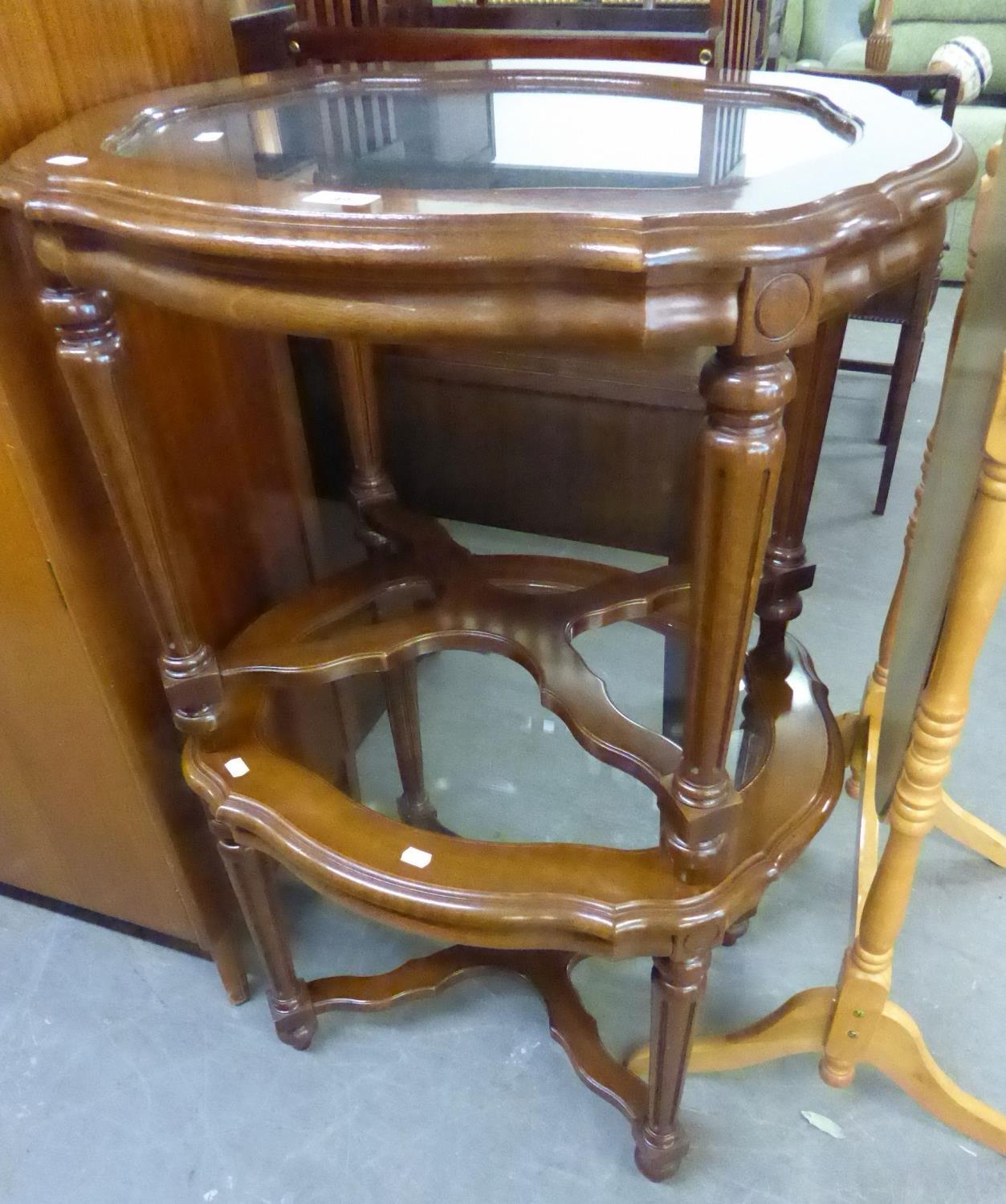 A PAIR OF MODERN MAHOGANY COFFEE TABLES WITH INSET GLASS TOPS